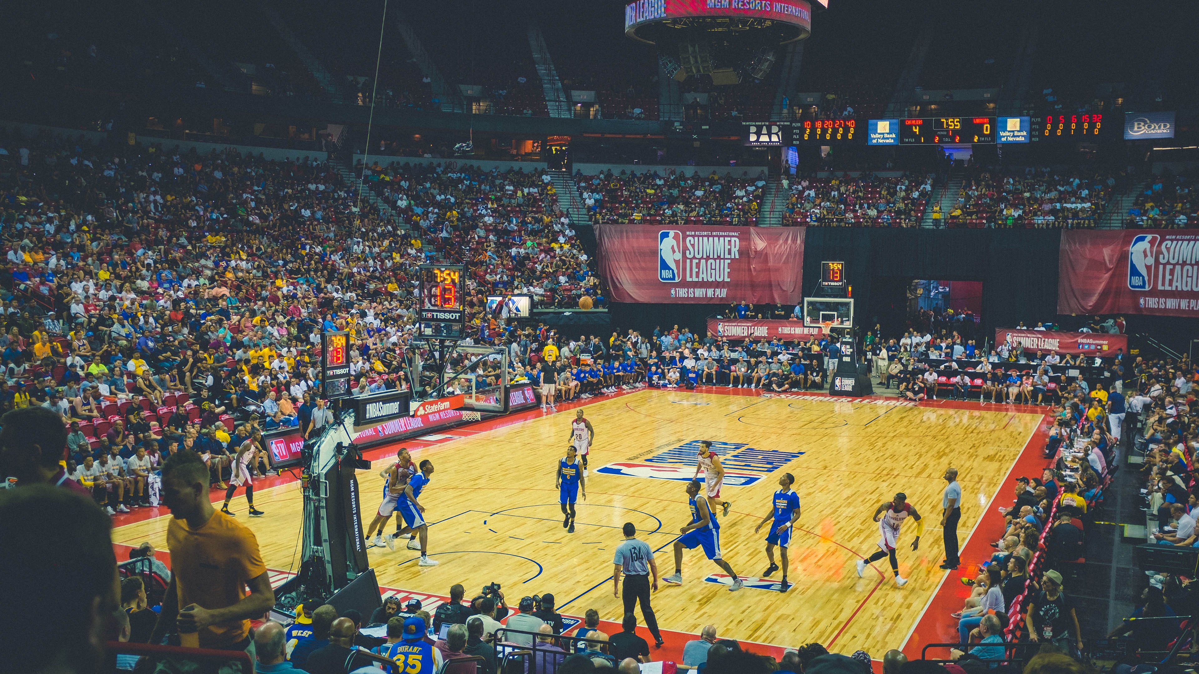 传统花式跳绳比赛，绳圈中的技巧与活力