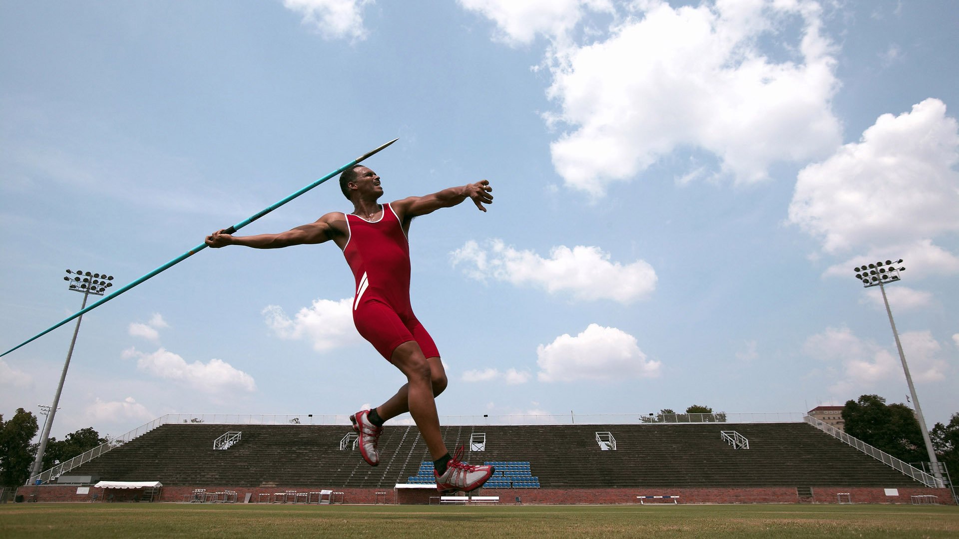 足球场地开放时间延长，方便群众锻炼，足球场免费开放国家政策
